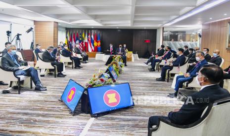  Foto selebaran yang disediakan oleh Istana Kepresidenan Indonesia menunjukkan Jenderal Senior Myanmar Min Aung Hlaing (Bawah, kanan) dan para pemimpin Perhimpunan Bangsa-Bangsa Asia Tenggara (ASEAN) lainnya menghadiri pertemuan para pemimpin ASEAN di sekretariat ASEAN di Jakarta, Indonesia, 24 April 2021. 