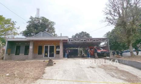 Penyidik Ditreskrimum Polda Jabar melakukan olah tempat kejadian perkara (tkp) ulang di rumah korban pembunuhan Tuti Suhartini dan Amalia Mustika Ratu di Jalan Cagak, Subang, Selasa (24/10/2023). 