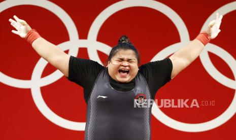 Nurul Akmal dari Indonesia mencoba untuk mengangkat 107kg dalam upaya pertamanya selama bagian Perebutan Medali Emas Grup A +87kg Putri dari acara Angkat Besi Olimpiade Tokyo 2020, di Tokyo International Forum di Tokyo, Jepang, 02 Agustus 2021.