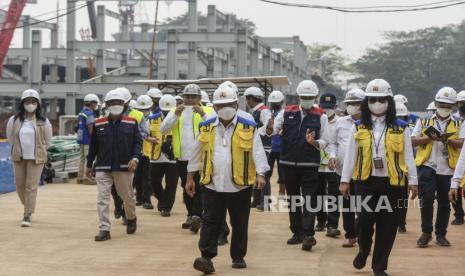 Menteri PUPR Basuki Hadimuljono (tengah) saat meninjau proyek revitalisasi Taman Mini Indonesia Indah (TMII) di Jakarta, Selasa (12/7/2022). Kunjungan tersebut untuk melihat langsung progres revitalisasi TMII yang dipersiapkan untuk KTT G20. Revitalisasi anjungan Aceh ditargetkan selesai dalam waktu dua bulan.Republika/Putra M. Akbar