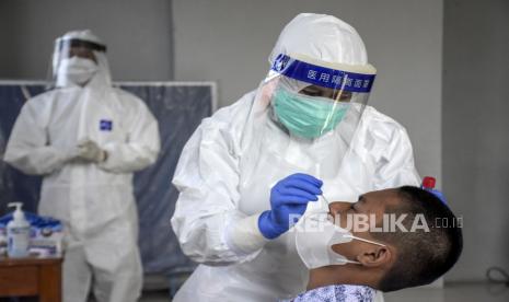 Pelajar menjalani tes usap PCR di SMPN 1 Cimahi, Jalan Raden Embang Artawidjadja, Kota Cimahi, Kamis (18/11). Menteri Koordinator Bidang Perekonomian Airlangga Hartarto mengumumkan, realisasi Program Pemulihan Ekonomi Nasional (PEN) sampai 19 November 2021 mencapai Rp 495,77 triliun. 