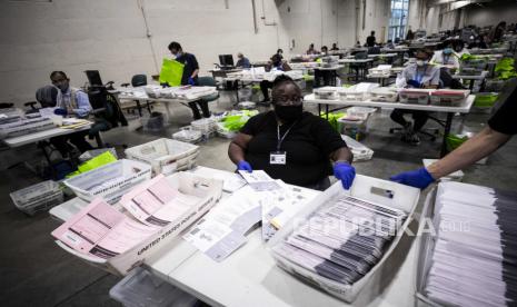 Seorang petugas pemilu memeriksa tanda tangan pada surat suara yang masuk dan untuk ketidakberesan di pusat pemrosesan surat suara di Los Angeles County Registrar Recorders di Pomona Fairplex di Pomona, California, AS, 02 November 2020.