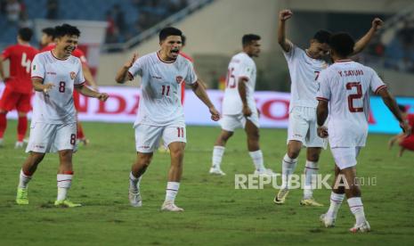 Pemain Timnas Indonesia melakukan selebrasi seusai mengalahkan Vietnam pada pertandingan kualifikasi Piala Dunia FIFA 2026 di Hanoi, Vietnam, Selasa (26/3/2024). Indonesia berhasil mengalahkan Vietnam dengan skor 3-0. Gol untuk Indonesia dicetak oleh Jay Idzes di menit ke-9, Ragnar Oratmangoen menit ke-23 dan Ramadhan Sananta di menit ke-98.