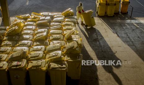 Petugas membawa Wheeled Bin atau tempat sampah beroda berisi limbah medis di PT Jasa Medivest, Dawuan, Karawang, Jawa Barat, Rabu (2/9/2020). Pemerintah Provinsi Jawa Barat melalui PT Jasa Medivest anak perusahaan Badan Usaha Milik Daerah (BUMD) PT Jasa Sarana berkomitmen menangani limbah B3 (bahan berbahaya dan beracun) infeksius, khususnya limbah COVID-19 dan limbah medis COVID-19 dengan kapasitas penanganan limbah B3 infeksius mencapai 24 ton per hari yang berasal dari Jawa Barat dan sejumlah provinsi di Indonesia.