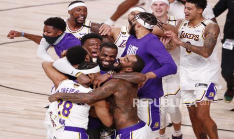 Penyerang Los Angeles Lakers, LeBron James (C), merayakan bersama rekan satu timnya setelah mengalahkan Miami Heatt untuk memenangkan pertandingan bola basket Final NBA keenam antara Los Angeles Lakers dan Miami Heat di ESPN Wide World of Sports Complex di Kissimmee, Florida, AS, 11 Oktober 2020.