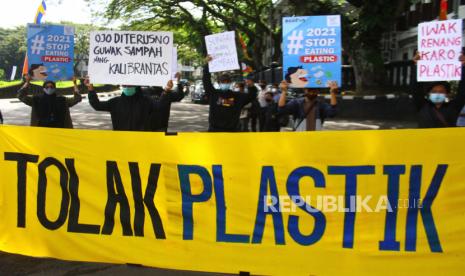 Eri Ajak Warganya Jalankan Gerakan Ramadhan Tanpa Sampah. Foto:   Anggota komunitas Environmental Green Society membawa poster saat melakukan Kampanye bertajuk Puasa Plastik di depan Balaikota Malang, Jawa Timur, Kamis (15/4/2021). Dalam aksinya, mereka mengajak masyarakat mengurangi penggunaan plastik sekali pakai karena sampah tersebut sulit terurai dan berbahaya bagi lingkungan. 