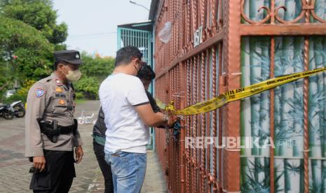 Penyidik Polres Jakarta Barat menggembok pagar rumah lokasi ditemukannya empat jasad di Perumahan Citra Grand I Extenction, Kalideres, Jakarta Barat, Senin (14/11/2022). Kepolisian masih melakukan penyelidikan lebih lanjut untuk mengetahui penyebab tewasnya empat orang secara mengenaskan. Republika/Putra M. Akbar