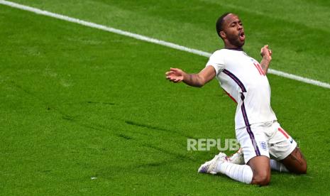 Raheem Sterling dari Inggris merayakan setelah mencetak keunggulan 1-0 selama pertandingan sepak bola babak penyisihan grup D UEFA EURO 2020 antara Republik Ceko dan Inggris di London, Inggris, 22 Juni 2021.