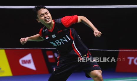 Anthony Ginting dari Indonesia merayakan kemenangannya setelah memenangkan pertandingan perempat final tunggal putra melawan Zhao Jun Peng dari China di BWF Thomas dan Uber Cup Finals 2022 di Nonthaburi, Thailand, 12 Mei 2022.