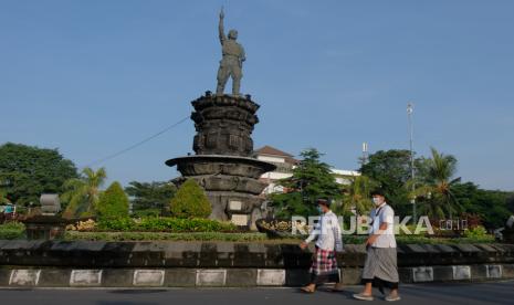 Pecalang atau petugas pengamanan desa adat di Bali memantau situasi di area Monumen Kapten Anumerta Ida Bagus Putu Japa saat Hari Raya Nyepi Tahun Baru Saka 1944 di wilayah Desa Sumerta Kelod, Denpasar, Bali, Kamis (3/3/2022). Kepala Dinas Perindustrian dan Perdagangan (Disperindag) Provinsi Bali Wayan Jarta mengungkapkan sejumlah komoditas yang diwaspadai mengalami fluktuasi dalam rangka Hari Suci Nyepi Caka 1945. 