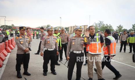 Kakorlantas Polri, Irjen Pol Aan Suhanan, melaksanakan pengecekan arus balik libur Natal di Pos Terpadu Operasi Lilin Lodaya 2023 Polresta Cirebon GT Palimanan Tol Cipali, Kabupaten Cirebon, Selasa (26/12/2023). 