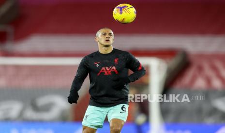 Pemain Liverpool Thiago Alcantara melakukan pemanasan jelang pertandingan sepak bola Liga Utama Inggris antara Southampton dan Liverpool di St Mary