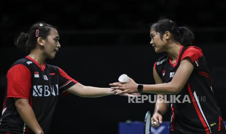 Pebulu tangkis ganda putri Indonesia Febriana Dwipuji Kusuma (kiri) dengan Amalia Cahaya Pratiwi.