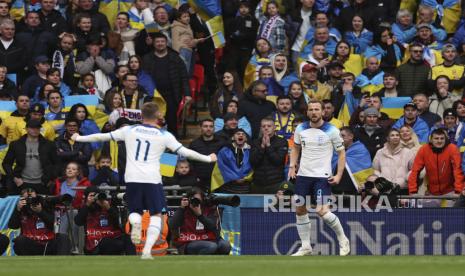 Kapten timnas Inggris, striker, sekaligus top skor sepanjang masa the Three Lions Harry Kane (kanan). 