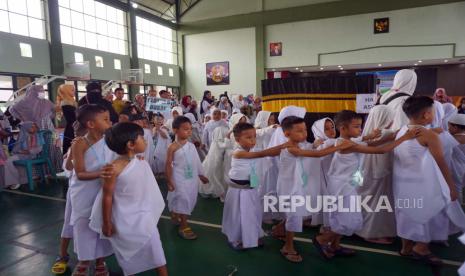 Ilustrasi anak-anak belajar haji.