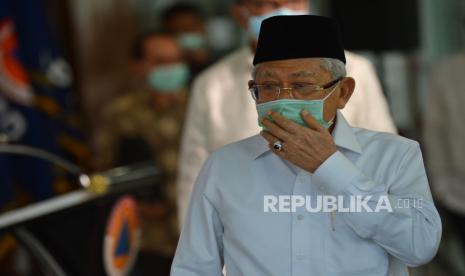 Wakil Presiden Maruf Amin berjalan usai menyampaikan keterangan kepada wartawan tentang penanganan COVID-19 di Graha BNPB, Jakarta, Senin (23/3/2020).  Wapres meminta Majelis Ulama Indonesia (MUI) mengeluarkan fatwa terkait jenazah pasien positif virus corona (COVID-19) yang meninggal dunia