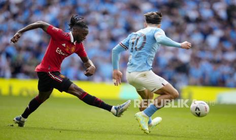 Manchester United Aaron Wan-Bissaka (kiri)