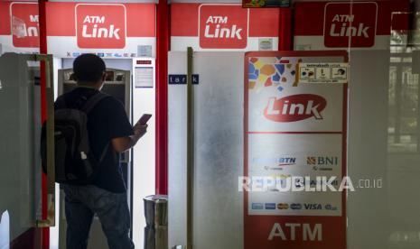 Nasabah melakukan transaksi melalui mesin Anjungan Tunai Mandiri (ATM). Lembaga Penjamin Simpanan (LPS) mencatat simpanan nasabah kategori saldo di atas Rp 5 miliar tumbuh 14,6 persen.