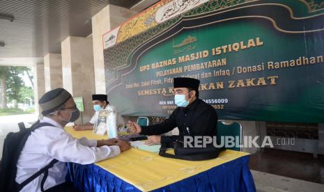 Petugas Amil Zakat memberikan informasi kepada warga yang hendak membayar Zakat di Stand Pelayanan Zakat Masjid Istiqlal, Jakarta, Selasa (12/5). Di tengah Pamdemi Covid-19 UPZ Baznas Masjid Istiqlal tetap membuka pelayanan pembayaran Zakat Mal, Zakat Fitrah, Fidyah dan Infaq dengan memberikan dua pilihan pembayaran yaitu dengan cara datang langsung serta dengan cara transfer ke rekening yang ditetapkan. Apakah Kewajiban Bayar Fidyah Bisa Gugur karena Jatuh Miskin?