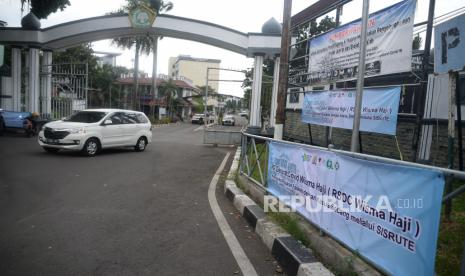 Kendaraan meninggalkan Asrama Haji Pondok Gede yang mulai dioperasikan sebagai rumah sakit darurat Covid-19 di Jakarta, Ahad (11/7). Asrama Haji Pondok Gede menerima pasien Covid-19 pada mulai Sabtu (10/7), Rumah sakit darurat Covid-19 ini diperuntukan untuk menangani pasien Covid-19 di Jakarta dan sekitarnya yang juga mengalami lonjakan yang tajam. Di asrama haji tersebut, pemerintah menyiapkan 900 tempat tidur isolasi, 50 ICU (intensive care unit), dan 40 HCU (high care unit).Prayogi/Republika.