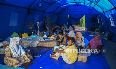 Warga korban kebakaran beraktivitas di posko pengungsian di Jalan Rawa Bahagia, Pondok Kopi,  Jakarta, Jumat (21/8/2020). Sebanyak 20 warga mengungsi pascakebakaran yang menghanguskan empat rumah pada Ahad (16/8). ANTARA FOTO/Galih Pradipta/foc.