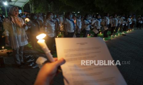 Sejumlah warga berdoa bersama pada Doa Damai Lintas Iman di Taman GOR, Palu, Sulawesi Tengah, Rabu (2/12/2020) malam. Doa bersama yang diikuti perwakilan seluruh agama dan diinisiasi Gerakan Perempuan Bersatu Sulawesi Tengah itu digelar sebagai sikap penolakan terhadap kekerasan dan teror sekaligus kepedulian kepada keluarga empat warga Desa Lembantongoa, Kabupaten Sigi yang tewas setelah diserang kelompok yang diduga Mujahidin Indonesia TImur (MIT). 