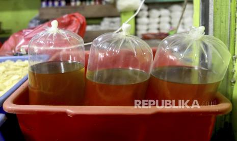  Kantong plastik berisi minyak goreng curah terlihat di pasar tradisional di Bogor, 24 Maret 2022. Indonesia, produsen minyak sawit terbesar dunia, dilanda kelangkaan minyak goreng yang menyebabkan kenaikan harga eceran minyak goreng kemasan. minyak.