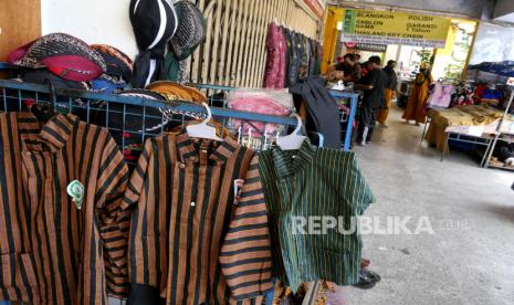 Pedagang kaki lima menyiapkan dagangan di Malioboro, Yogyakarta, Ahad (11/10).  Yogyakarta yang akan menjadi salah satu kota/kabupaten di Indonesia yang menerima dana hibah pariwisata dari Kementerian Pariwisata dan Ekonomi Kreatif senilai Rp 33 miliar.