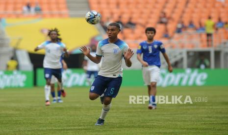 Pemain Timnas Indonesia Inggris (putih) saat bertanding melawan Timnas Uzbekistan pada babak 16 besar Piala Dunia U17 di Stadion Jakarta International Stadium (JIS), Jakarta, Raby (22/11/2023).