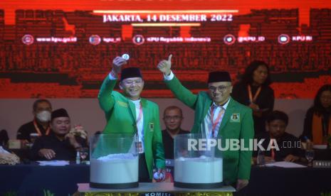 Plt ketua umum PPP Muhammad Mardiono menunjukan nomor urut partai saat acara Pengundian dan Penetapan Nomor Urut Partai Politik Peserta Pemilihan Umum Tahun 2024 di Kantor KPU, Jakarta, Rabu (14/12/2022).  PPP kemungkinan berkoalisi dengan PDIP mengusung Ganjar Pranowo sebagai capres di Pilpres 2024. (ilustrasi)