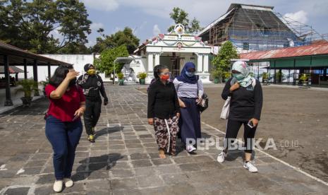 Wisatawan mengunjungi kompleks Keraton Yogyakarta, DI Yogyakarta, Selasa (14/7/2020). Pihak pengelola wisata Keraton Yogyakarta kembali membuka kunjungan wisata dengan menerapkan protokol kesehatan ketat seperti  wajib menggunakan masker, mencuci tangan, pembatasan jumlah pengunjung dan durasi kunjungan maksimal 45 menit sebagai ujicoba operasional normal baru setelah tutup sejak bulan Maret 2020 akibat pandemi COVID-19.