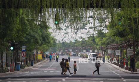 Warga berjalan di Jalan Tunjungan saat pemberlakuan kawasan tertib 