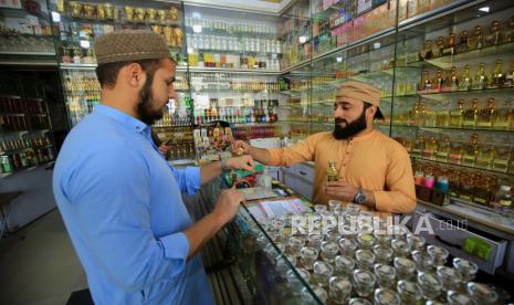 Seorang pria menjual parfum non-alkohol di sebuah toko selama bulan puasa Ramadhan, di Peshawar, Pakistan, (27/3/2023).