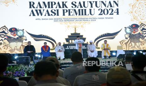 Doa lintas agama saat kegiatan Rampak Sauyunan Awasi Pemilu 2024 dalam rangka Apel Siaga dan Sinergi Pengawasan Kesiapan Patroli Masa Tenang dan Doa Bersama untuk Pemilu 2024, di Gedung Sport Jabar, Arcamanik, Kota Bandung, Jumat (9/2/2024). Kegiatan yang digelar Bawaslu Jabar ini bertujuan untuk memperkuat sinergitas antara penyelanggara KPU dengan pihak terkait, sehingga Pemilu dapat berjalan dengan lancar.