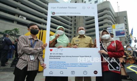 Wali Kota Bandung Oded M Danial bersama Ketua TP PKK Kota Bandung Siti Muntamah Oded berfoto usai meresmikan Kawasan Tanpa Rokok (KTR) bertepatan dengan Hari Kesehatan Nasional (HKN) di Jalan Braga, Kota Bandung, Senin (15/11). KTR merupakan tindak lanjut Peraturan Daerah Kota Bandung Nomor 4 Tahun 2021. Dengan adanya Perda KTR dan direalisasikannya KTR di sejumlah titik di Kota Bandung, diharapkan bisa mengedukasi dan mengingatkan warga agar tidak merokok disembarang tempat.