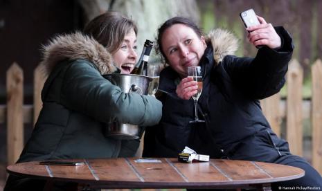 Inggris Longgarkan Lockdown, Restoran-Kebun Binatang Dibuka