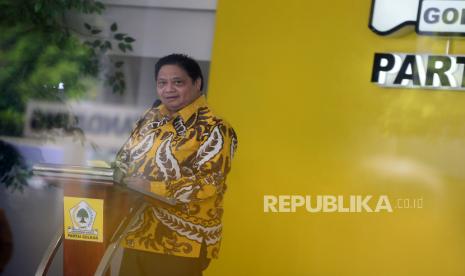 Ketua Umum Partai Golkar Airlangga Hartarto memberikan sambutan dalam Tasyakuran HUT Ke-57 Partai Golkar di Kantor DPP Partai Golkar, Jakarta, Rabu (20/10). Perayaan HUT Ke-57 Partai Golkar mengangkat tema Bersatu Untuk Menang.Prayogi/Republika.