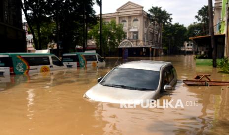 Kendaraan terendam banjir di kawasan pertokoan di Grand Galaxy Park, Bekasi, Jawa Barat, Selasa (4/3/2025). Banjir setinggi 1 meter menggenangi kawasan pertokoan di Grand Galaxy Park. Banjir disebabkan luapan air di Kali Bekasi akibat intensitas hujan yang tinggi dan banjir kiriman dari Bogor.