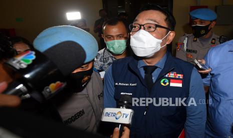 Gubernur Jawa Barat M Ridwan Kamil (tengah) tiba di kantor Bareskrim Mabes Polri, Jakarta, Jumat (20/11/2020). Ridwal Kamil dimintai klarifikasi oleh Bareskrim Polri terkait dugaan pelanggaran protokol kesehatan COVID-19 yakni adanya pengumpulan massa pada acara Rizieq Shihab di Megamendung, Kabupaten Bogor, Jawa Barat. 