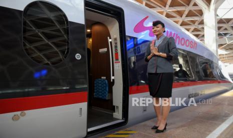 Pramugari kereta bersiap menyambut kedatangan penumpang kereta cepat Whoosh di Stasiun Halim Perdanakusuma, Jakarta Timur, Selasa (17/10/2023). 