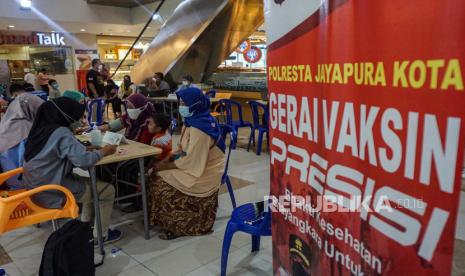 Petugas kesehatan mengecek data warga yang mengikuti vaksinasi COVID-19 di koridor Mall Kota Jayapura, Papua, Ahad (19/9/2021). Polresta Jayapura Kota bersama relawan vaksinator Universitas Cenderawasih (Uncen) dan Poltekes Jayapura melakukan vaksinasi di sejumlah titik pusat keramaian untuk mendukung program tercapainya target sebanyak 70 persen warga Papua telah divaksin sebelum PON Papua. 