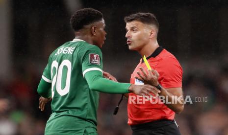 Penyerang timnas Irlandia Chiedozie Ogbene (kiri) saat berdebat dengan wasit.