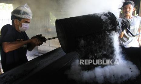 Sejumlah pekerja mendinginkan biji kopi setelah proses penyangraian untuk pengolahan bubuk kopi tradisional di Desa Suak Sigadeng, Kecamatan Johan Pahlawan, Aceh Barat, Aceh, Ahad (29/3/2020). Pengusaha mengaku, sejak sepekan terakhir permintaan bubuk kopi tradisional yang dijual Rp65