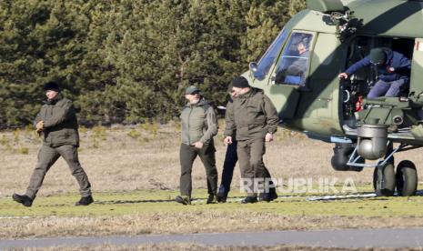  Delegasi Ukraina meninggalkan helikopter militer Belarusia saat mendarat di wilayah Gomel, Belarus, Senin, 28 Februari 2022. Delegasi Rusia dan Ukraina bertemu untuk pembicaraan pertama mereka Senin. Pertemuan tersebut berlangsung di wilayah Gomel di tepi Sungai Pripyat.