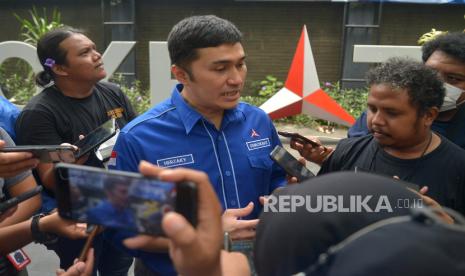 Kepala Badan Komunikasi Strategis DPP Partai Demokrat (PD) Herzaky Mahendra Putra menjawab pertanyaan wartawan.