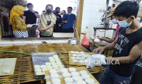 Plt Wali Kota Bandung Yana Mulyana bersama Dinas Perdagangan dan Perindustrian (Disdagin) Kota Bandung Elly Wasliah, meninjau aktivitas pabrik tahu yang masih berproduksi secara terbatas untuk memenuhi komitmen pesanan di pabrik tahu Talaga, Kota Bandung. Akibat harga kedelai tinggi sebagian besar perajin tahu di Bandung Raya mogok produksi selama tiga hari.