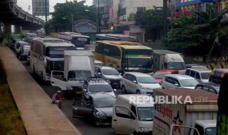 Sejumlah kendaraan terjebak kemacetan di Kalimalang, Bekasi, Jawa Barat, Sabtu (7/5/2022). Ruas jalan arteri Kalimalang arah Bekasi terpantau mengalami kemacetan berkilo-kilometer imbas dari diberlakukannya sistem satu jalur (one way) di Tol Jakarta-Cikampek pada arus balik lebaran 2022Prayogi/Republika