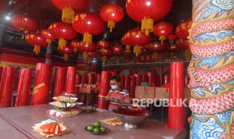 Penganut Konghucu melaksanakan sembahyang Cap Go Meh di Kelenteng Tri Dharma Dwi Dharma Bhakti, Pontianak.  ilustrasi