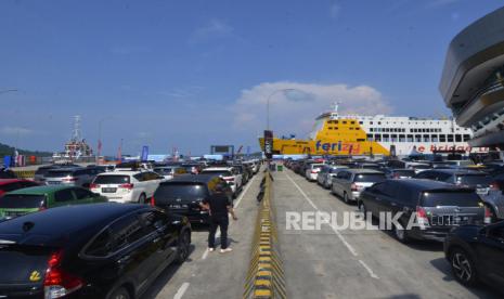 Kendaraan pemudik roda empat antre untuk menaiki kapal di Dermaga Eksekutif Pelabuhan Bakauheni, Lampung Selatan, Lampung, Kamis (27/4/2023). Aktivitas Penumpang Pelabuhan Bakauheni Kembali Ramai pada H+6 Lebaran