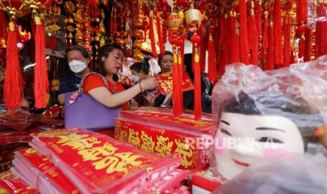 Pembeli melihat ornamen dan dekorasi yang dijual menjelang perayaan Tahun Baru Imlek di Bangkok, Kamis (8/2/2024). 